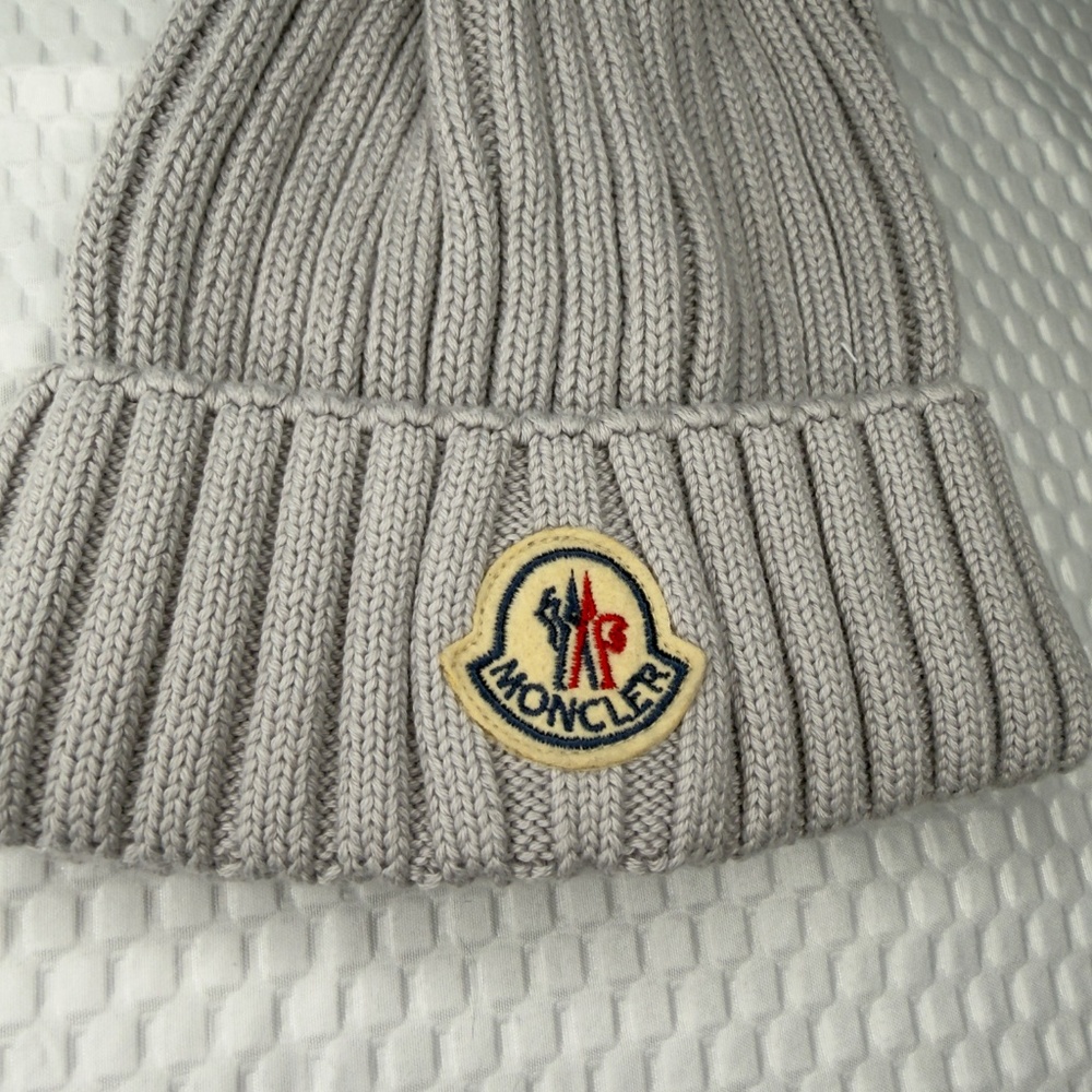 MONCLER WOMEN'S LIGHT GRAY RIBBED KNIT BEANIE W/ POM POM -SAME DAY SHIP - Picture 5 of 5